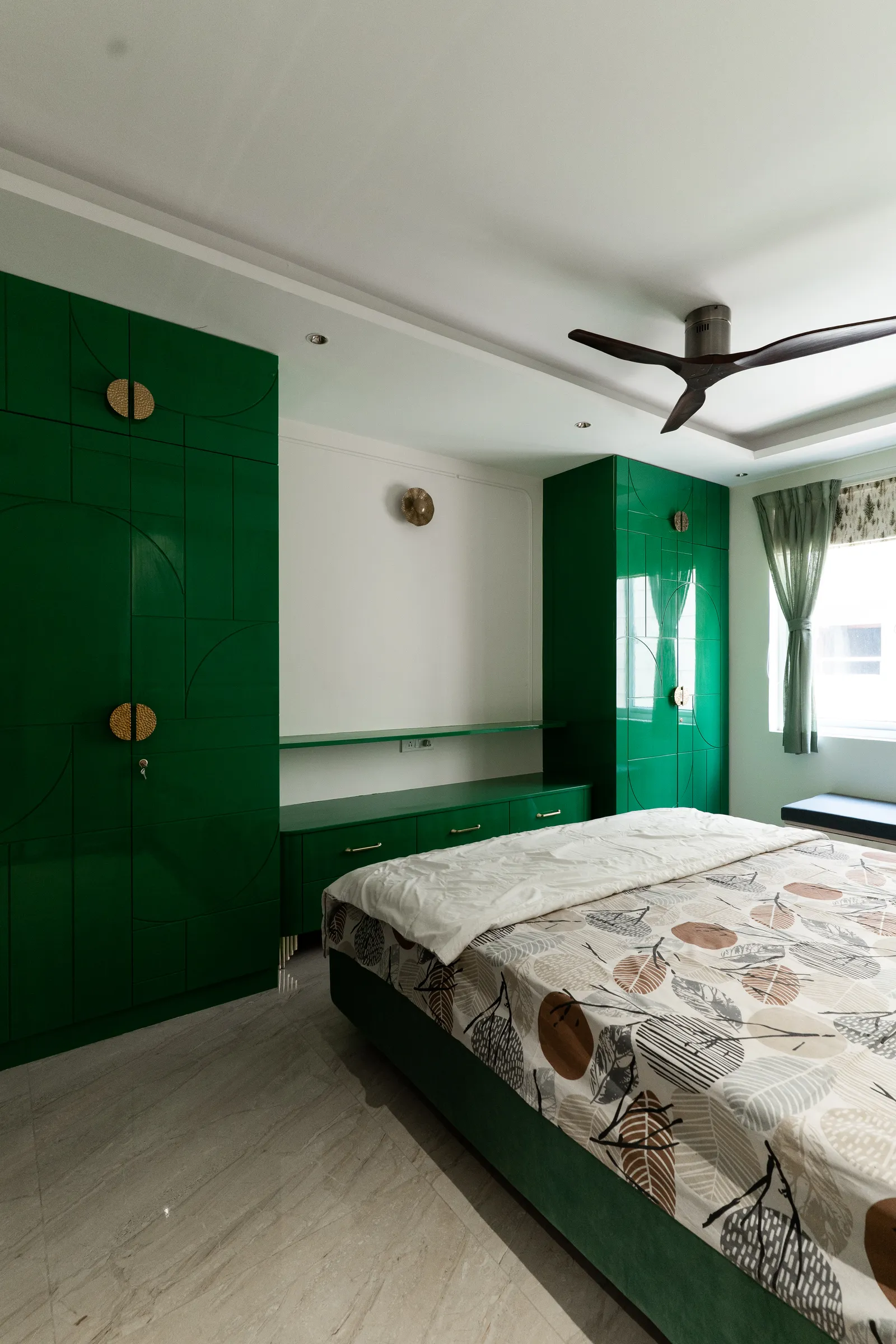 Bedroom with emerald-green lacquered wardrobe — Arna's Home